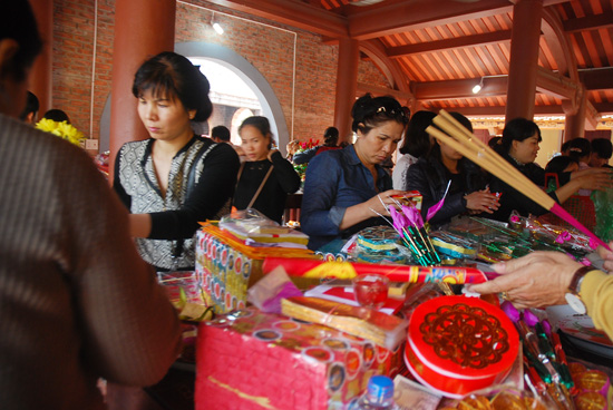 Chen chân xin lộc đền Bà Chúa Kho ảnh 6
